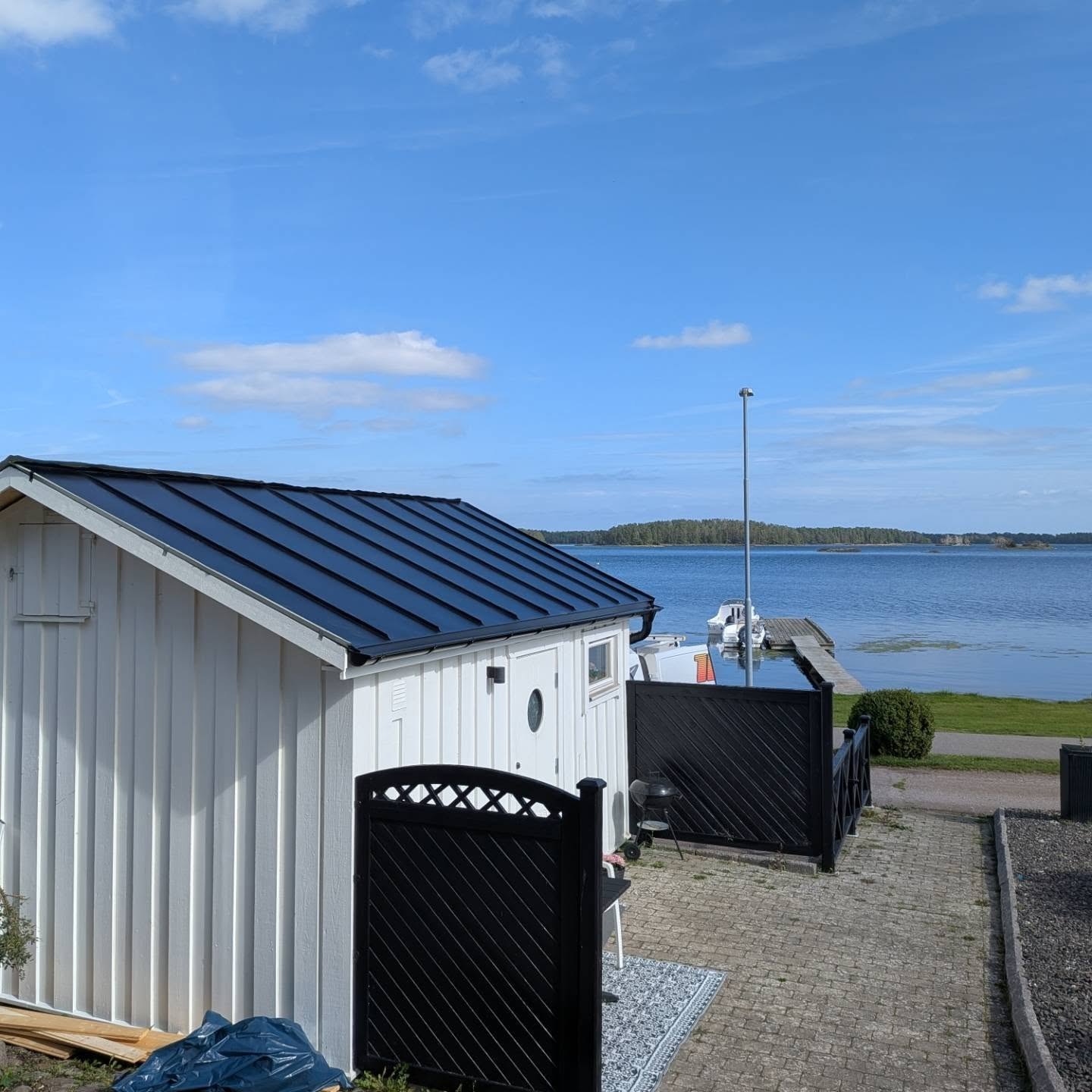 Nytt bandtäckt tak i mattsvart
