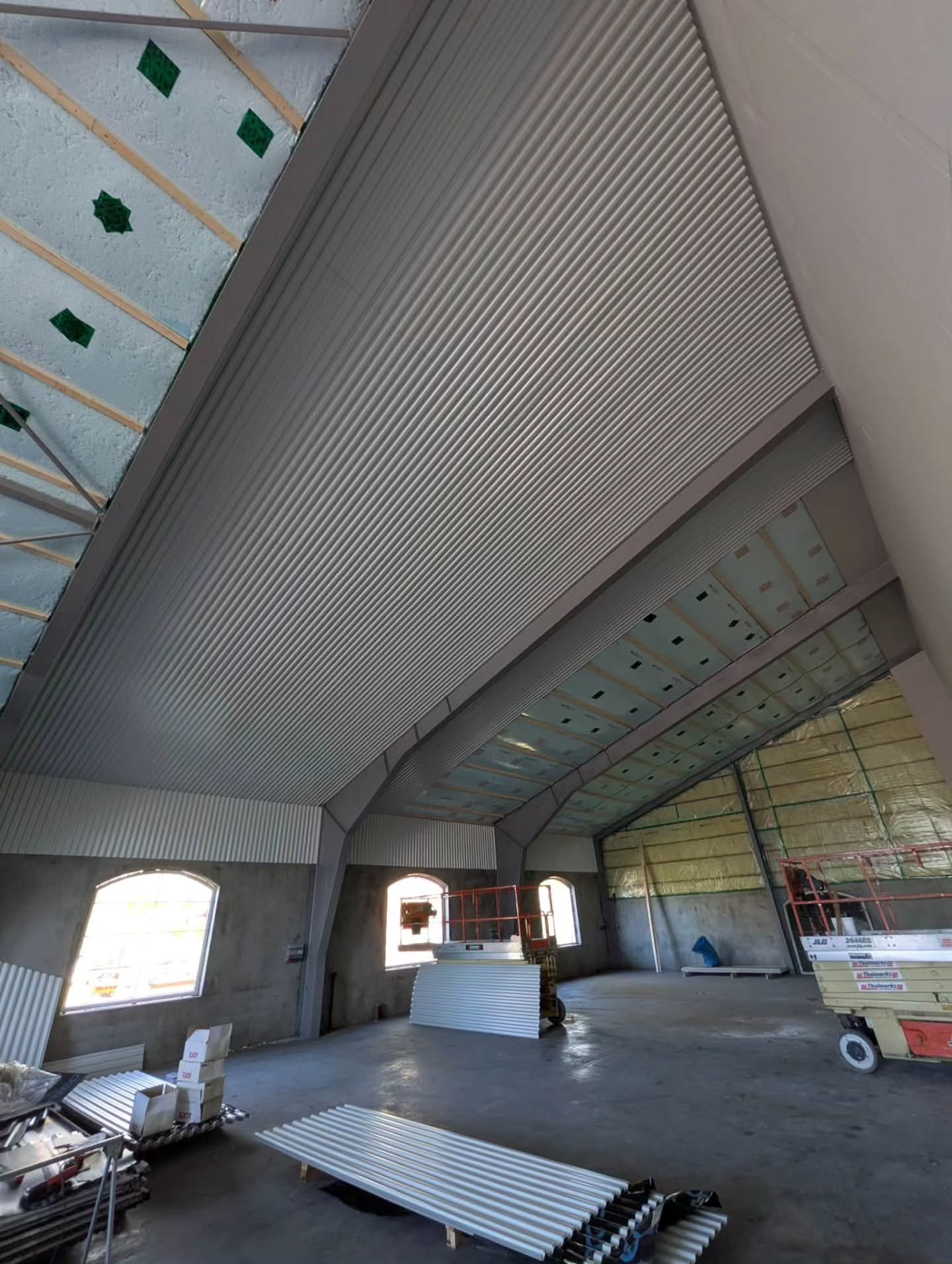 Tak och väggar i profilerad TP20-plåt i en verkstadshall i Blackstad